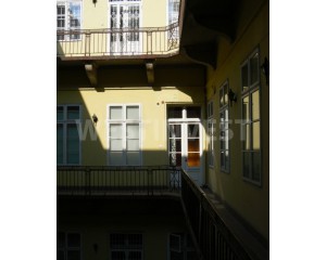 В историческом центре Будапешта предлагается на продажу барская квартира