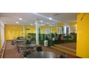На будайской стороне Будапешта, в бойком торговом центре продается Squash клуб.