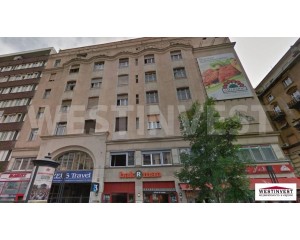 В 7 районе Будапешта, на малом бульварном кольце, в самом центре города, рядом с центральной Синагогой, в аккуратном доме предлагается на продажу двухкомнатная квартира после капитального ремонта.