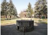 В чудесном городке Хайдусобосло, знаменитом термальном курорте восточной Венгрии, в бойком месте, но на тихой улочке, предлагается на продажу функционирующий с 1999 года и имеющий постоянную клиентуру, дом отдыха.