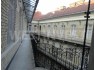 В 5 районе Будапешта, недалеко от торгового центра WESTEND, в импозантном доме старинной постройки предлагается на продажу четырёхкомнатная барская квартира.