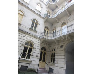 В центре Будапешта (6-ой район), в классическом доме продается квартира 