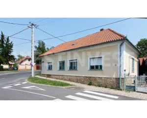Вблизи с термальным озером, в г. Хевиз продается жилой дом. 