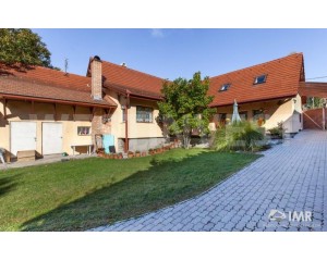 В зеленом пригороде г. Будапешт, в Помазе, продается жилой дом, расположенный недалеко от мэрии города.