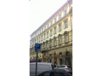 В 5 районе Будапешта, его историческом центре предлагается на продажу просторная четырёхкомнатная квартира