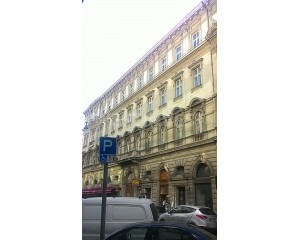 В 5 районе Будапешта, его историческом центре предлагается на продажу просторная четырёхкомнатная квартира