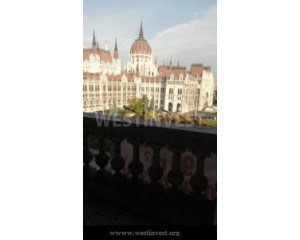 Квартира расположена в одном из самых импозантных районов Будапешта, рядом с Парламентом.