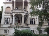 Во 2-ом, престижном будайском районе Будапешта, в старинной вилле, предлагается на продажу двухэтажная квартира под капитальный ремонт.