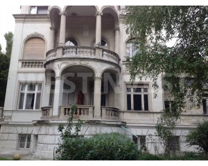 Во 2-ом, престижном будайском районе Будапешта, в старинной вилле, предлагается на продажу двухэтажная квартира под капитальный ремонт.