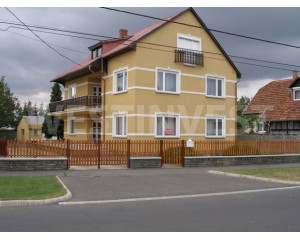 Дом в провинциальном городе Бюк 	