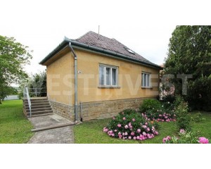 Непосредственно в Хевизе продается семейный дом.