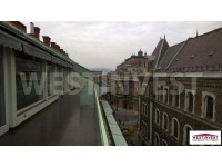 В 6 районе Будапешта, в непосредственной близости к Опере, в доме в стиле неоренесанс предлагается на продажу эксклюзивная двухэтажная квартира с огромной террасой на крыше дома